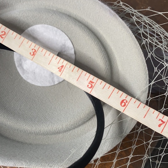 . Vintage Fascinator Hat Hair Piece with Feather and Veil - Picture 7 of 8